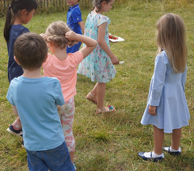 educalis_ch's tweet photo. 🍀La pluie a fait place au soleil pour la Fête des Promotions de l'Ecole Vivalys placée sous la thématique "La Vie en Bleu". Un beau moment de partage et de convivialité entre parents, élèves, équipes pédagogiques et éducatives et la direction à Ecublens.
#écoleprivée https://t.co/FTE42VS9bv