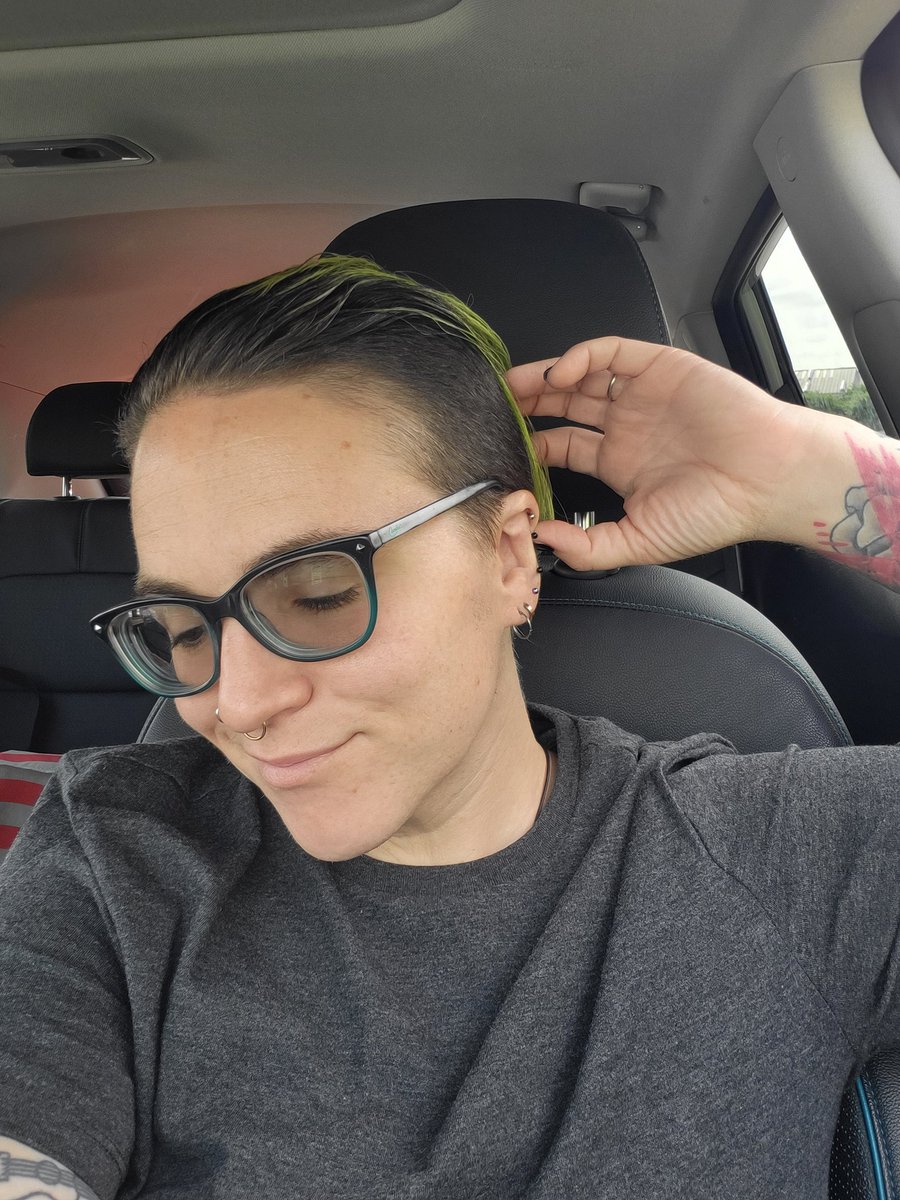 CynfulUkes's tweet photo. Electric cars are great, until you forget to charge your car the night before you have a job 50 miles away. So why not take some selfies while i wait to charge? #electriccarproblems https://t.co/FE23pujmgi