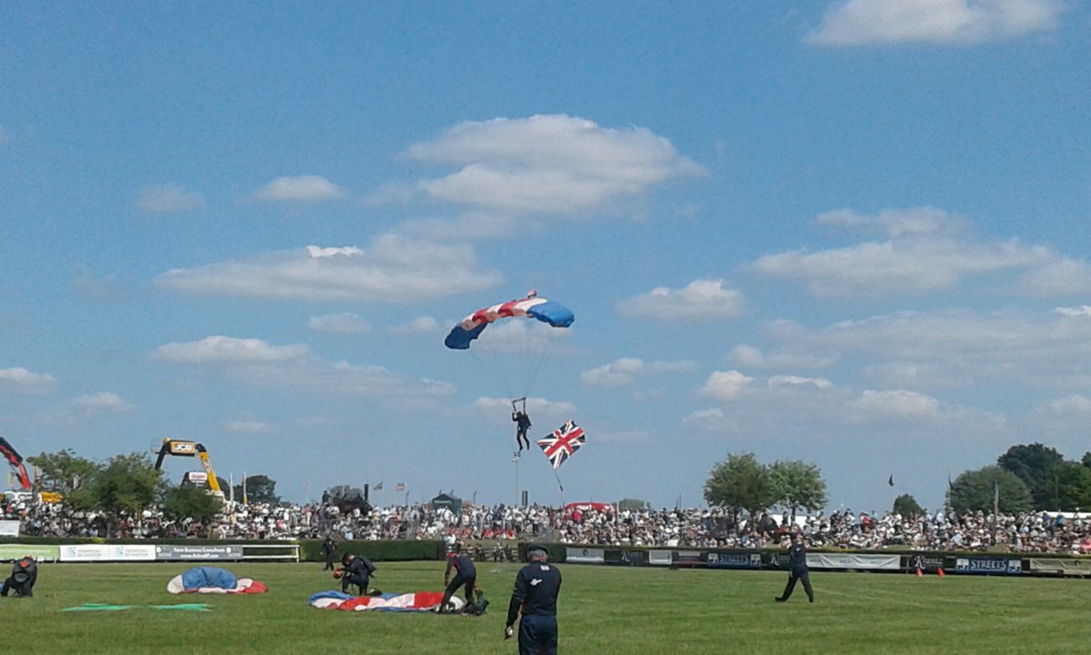 Lovely to see <a href="/RAFFalcons/">RAF Falcons</a> dropping into <a href="/lincsshow/">Lincolnshire Show</a> for #LincsShow22