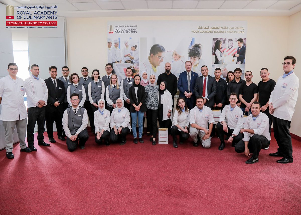 سعدنا بزيارة الطلبة الخريجون من مؤسسة الأراضي المقدسة للصم المشاركون بدورة المؤسسة التأسيسية لتعليم فنون الطهي بإشراف خريج الأكاديمية الشيف ميشيل صيقلي.
نتمنى لكم التوفيق والنجاح برحلتكم العملية في عالم الطهي!