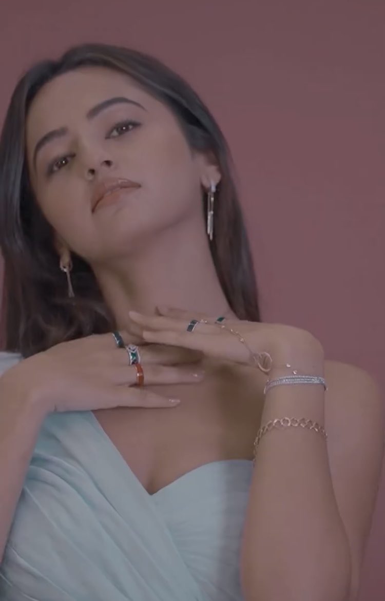 Queen💙❄️

#HellyShah