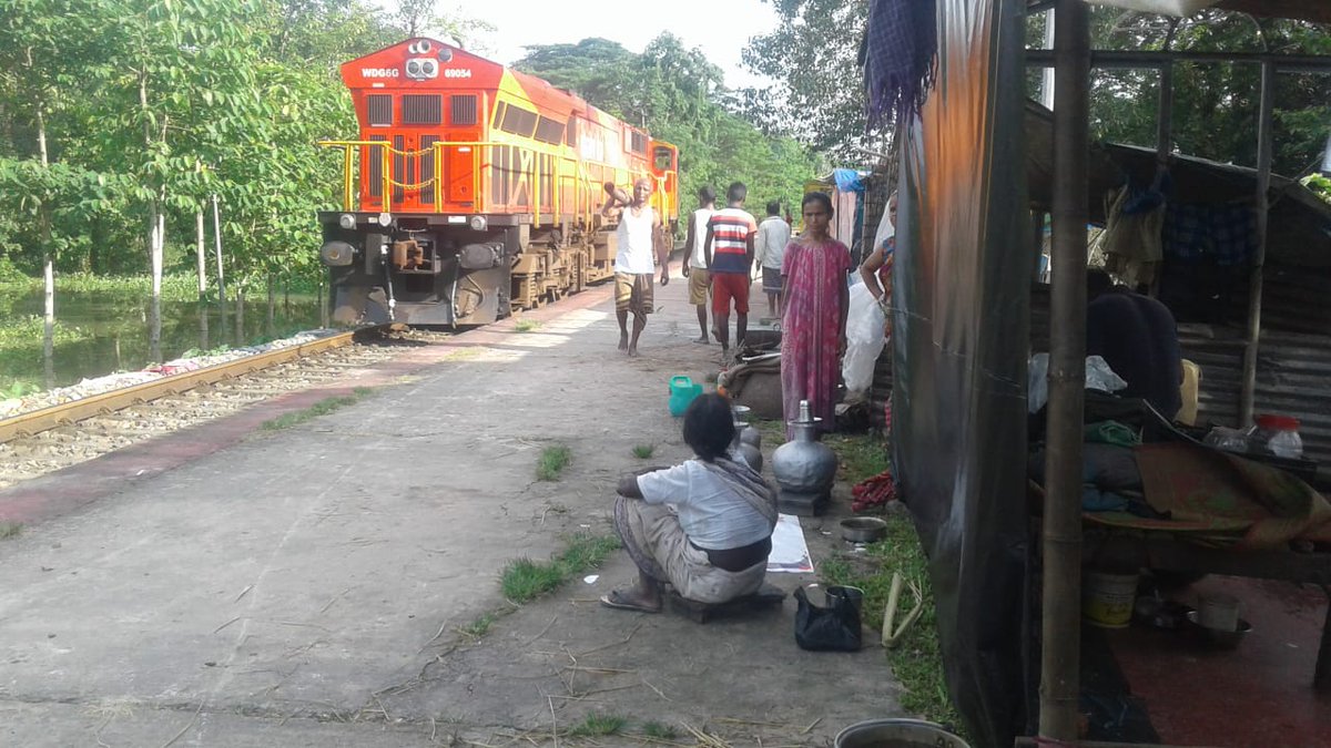 BarakTrending's tweet photo. #BarakValleyUnderWater 
Flood relief not reached at #Karimganj #Suprakandi Near Suprakandi Railway Station its been 5 days floods victims are staying in side of the Railway station. 80 families of Churadighirpar affected by Flood. 

@himantabiswa @KPaulMLA   @KarimganjDc https://t.co/Lu2pRGl3v1