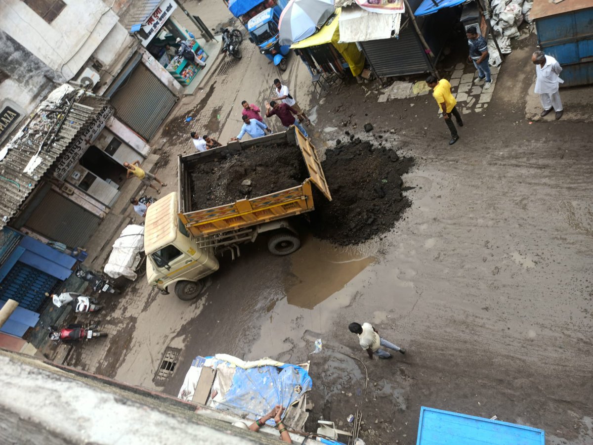 sumitpatil8383's tweet photo. पद्मानगर ग��ेश टॉकीज समोरील मेरुगु सत्तया निवास समोर आणि सागर देशी बार च्या बाजूस पावसाच्या पाण्याने खड्डे भरून रहदारीस समस्या होत असल्याचे निदर्शनास येताच माझ्या स्व: खर्चाने खड्डे भरून घेतले https://t.co/o8ZPWFZ1mJ