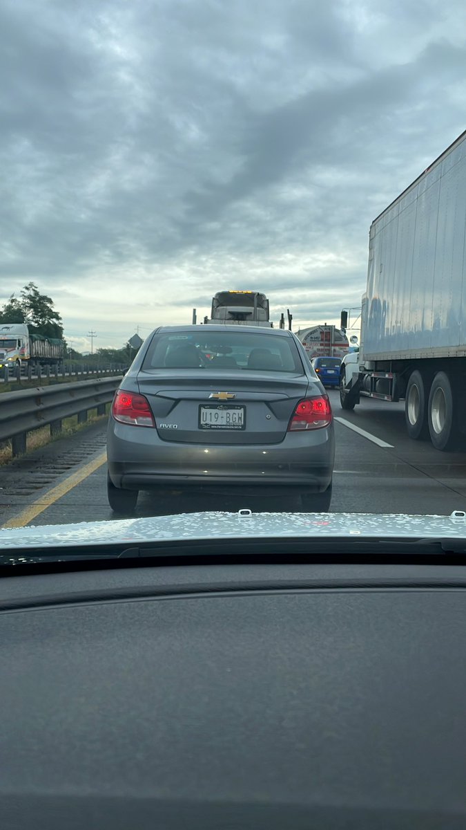 BoxworkCrossfit's tweet photo. @CAPUFE @CAPUFE el tráfico ya hasta la entrada de Orizaba donde se acaba de suscitar otro accidente volcadura . Aún sin atención https://t.co/2pynUTtRIw