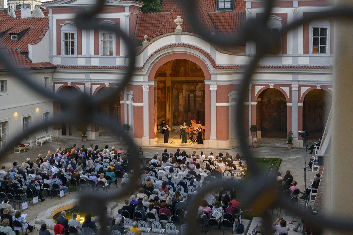 Collegium_M's tweet photo. Last night in the Ledeburg Garden, the musicians of the Collegium Marianum ensemble together with oboist Xenia Löffler presented chamber music treasures from the Dresden Court Library. We could not imagine a better ending to the longest day of the year. https://t.co/e6qGdk6EvE