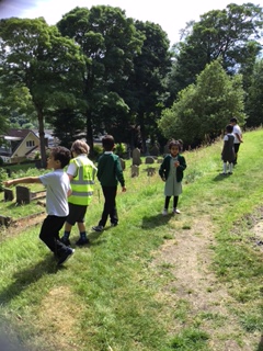 mountpleasantps's tweet photo. Year 1 had a great time working with children at Hepworth School and visiting the local church. #linkingschools#celebrating differences https://t.co/hvt8v0JlLg