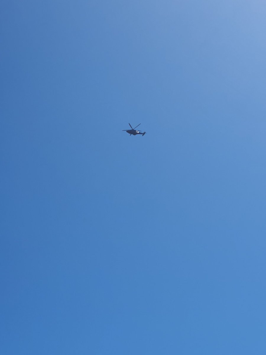Politie op het water, met auto's op de kant, rijkswaterstaat en een helicopter zijn druk bezig om ons tegen te houden terwijl we als beroepsvaart onder de brug door willen