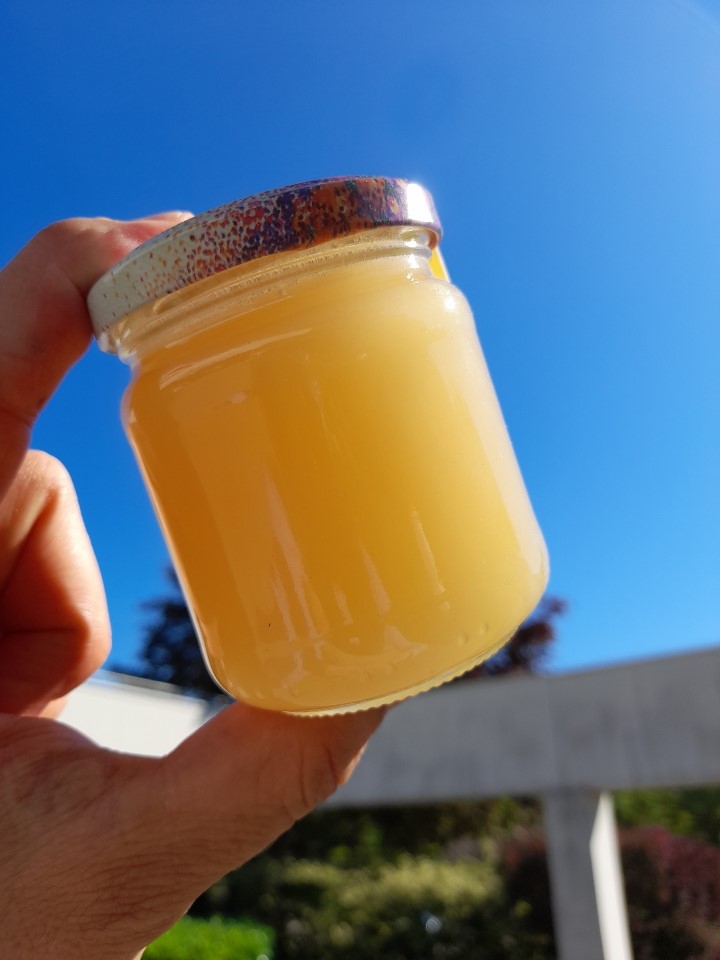 Metz_CS's tweet photo. [Le saviez-vous ?💡]

En 2019 nous avons installé un rucher sur notre campus.  
Cette année-là, la première cuvée notre miel est arrivée ! Elle est onctueuse et délicate mais avec plus de chair qu'en 2021.
Je sais pas vous, mais ce miel me met l'eau à la bouche ! 😋  
#campusvert https://t.co/eDk08Oj0dK