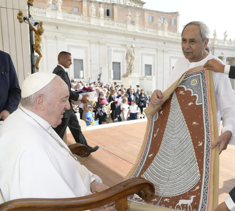 Naveen_Odisha's tweet photo. On behalf of #Odisha and her people, presented a #Pattachitra which depicts the Tree of Life to His Holiness Pope Francis (@Pontifex) in Vatican City. The unique ancient traditional scroll painting is one of the finest representatives of Odisha’s craftsmanship and artistry. https://t.co/iCb6YCiD8U