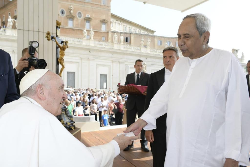 Naveen_Odisha's tweet photo. On behalf of #Odisha and her people, presented a #Pattachitra which depicts the Tree of Life to His Holiness Pope Francis (@Pontifex) in Vatican City. The unique ancient traditional scroll painting is one of the finest representatives of Odisha’s craftsmanship and artistry. https://t.co/iCb6YCiD8U