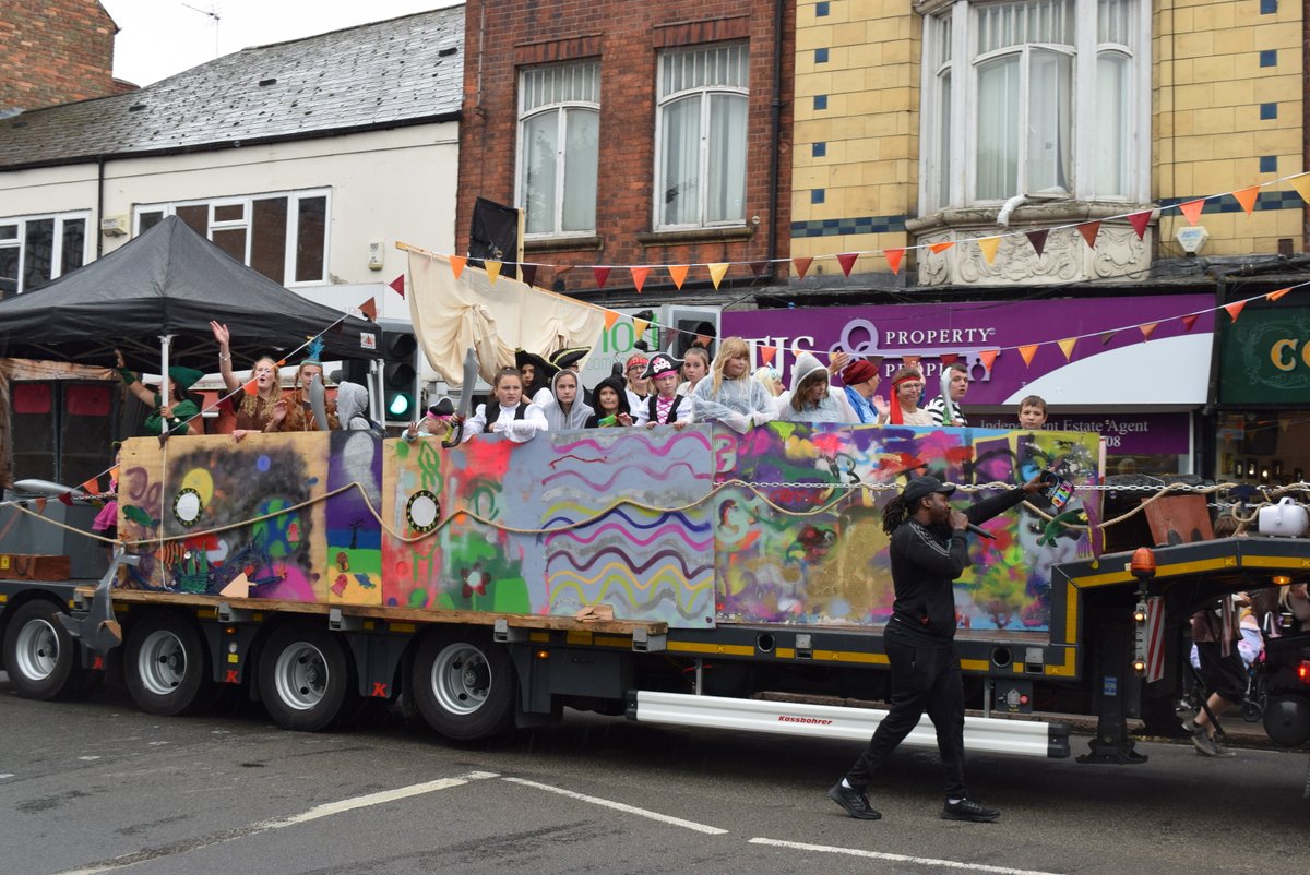 ilkcam's tweet photo. Just a few images from @LongEatonCarny parade last Saturday. There's more at https://t.co/rlUZH4Fp9d https://t.co/wJNOyYsKpv