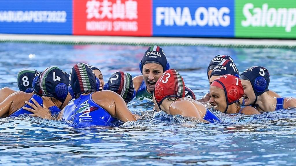 7rosaWP's tweet photo. Si torna in acqua!
Contro l’#Ungheria, contro le padrone di casa… abbiamo più che mai bisogno del vostro tifo e del vostro affetto
Ore 20.50 tutti su @RaiSport per seguire #ItaliaUngheria
#DiGePost le nostre voci
Voi tutti il numero 14 azzurro
Daje #7rosa 💙🇮🇹💪🏽
#Budapest2022 🤽‍♀️ https://t.co/TIeBfdkdnk
