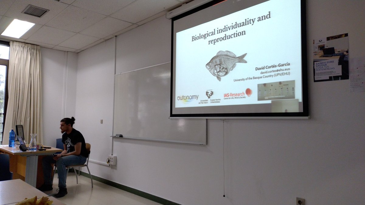 David Cortes-Garcia <a href="/d_cortesgarcia/">David Cortés-García</a> on biological individuality and reproduction at #outonomy workshop #iasresearch