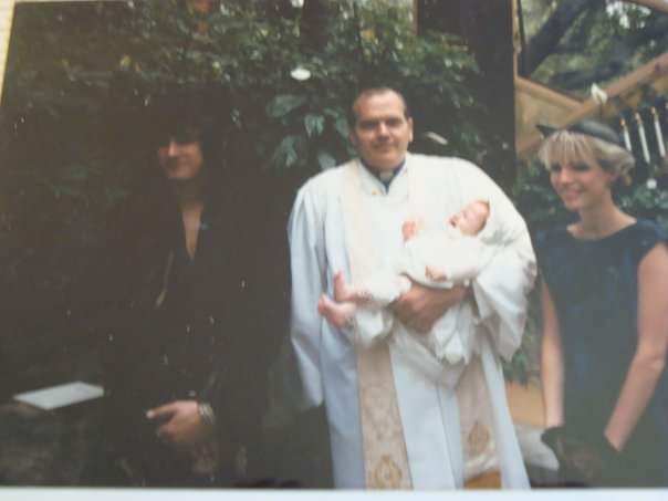 ???
<a href="/NikkiSixx/">📷</a>