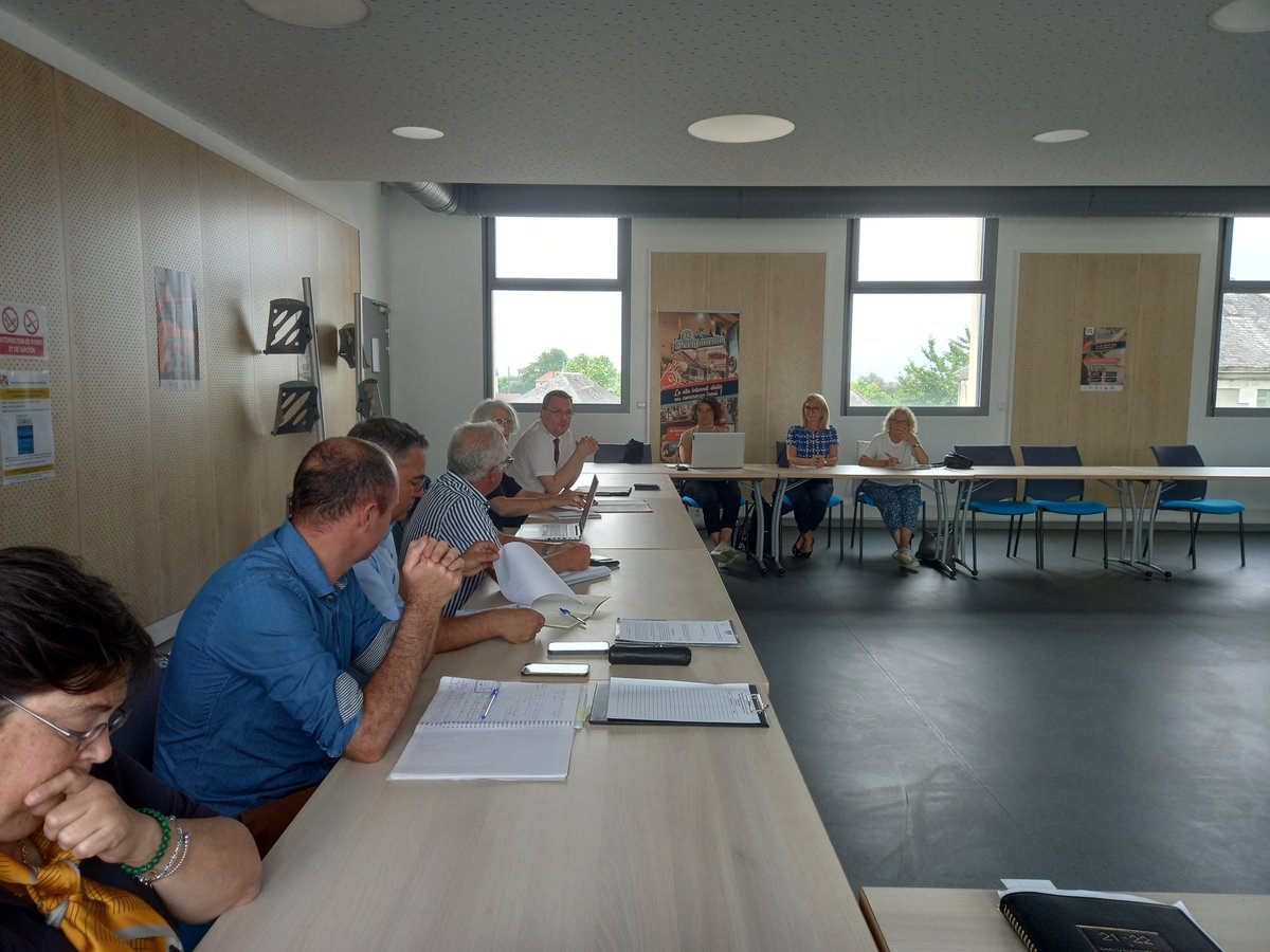 mgmagne's tweet photo. Merci à Pierre Bressolles @Prefet24 initiateur d'une rencontre #école #entreprise à Thiviers en présence IEN IO @DSDEN24 MAEE @DafpicBordeaux des clubs entreprises des communautés de communes des élus et des lycées locaux @AcBordeaux #clee beaux projets en perspective https://t.co/j5vt91uROs