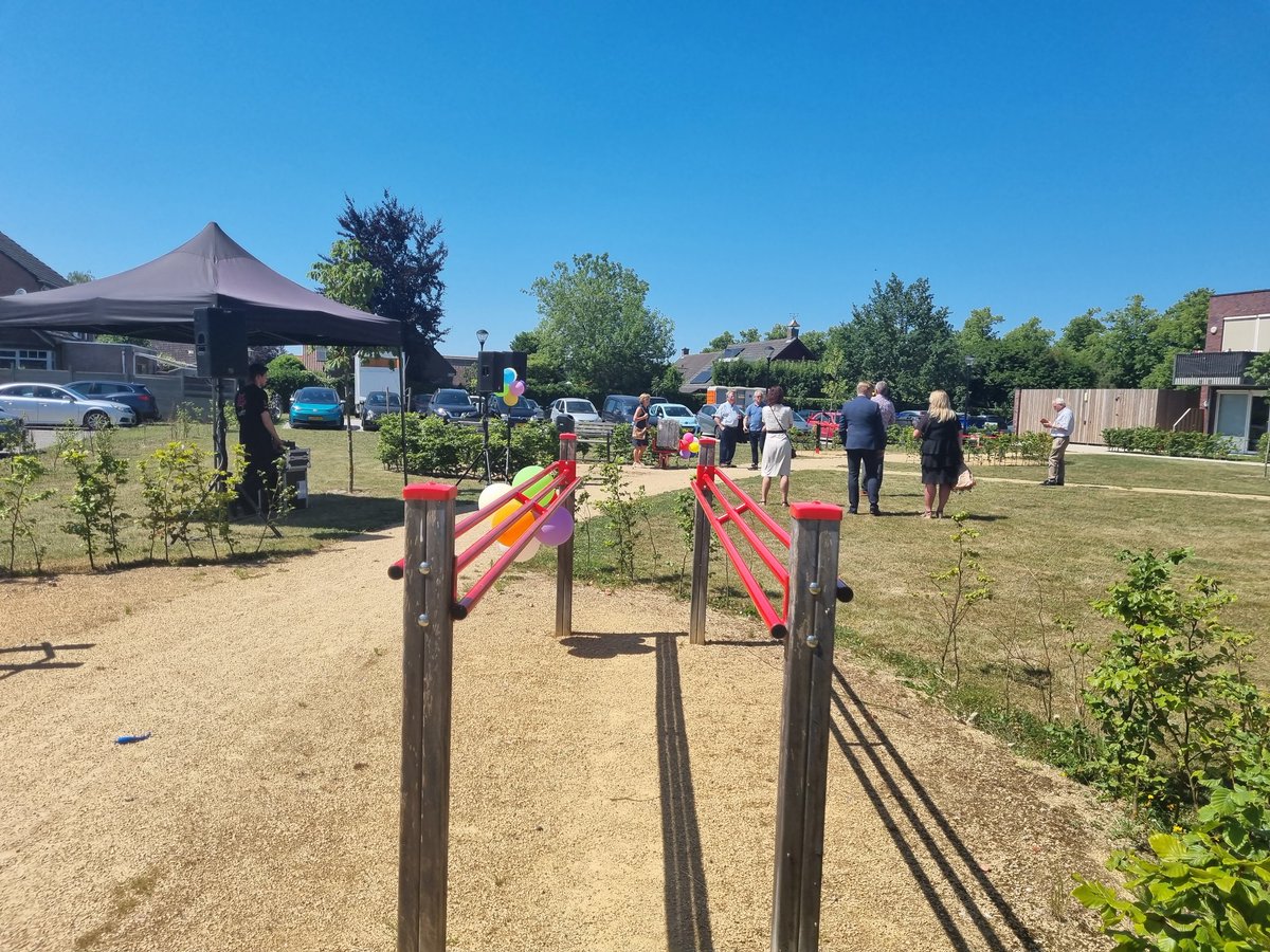EricRuijsscher's tweet photo. Opening #Kloosterhof in St. Jansteen. Met zorg- en huurappartrmenten. Ook opening beweegtuin voor ouderen. Mooi om te hebben mogen bouwen! @TragelZeeland #woongoed #debouwmaakthet #maakmetersbijH4A https://t.co/hqgMF5BIzC