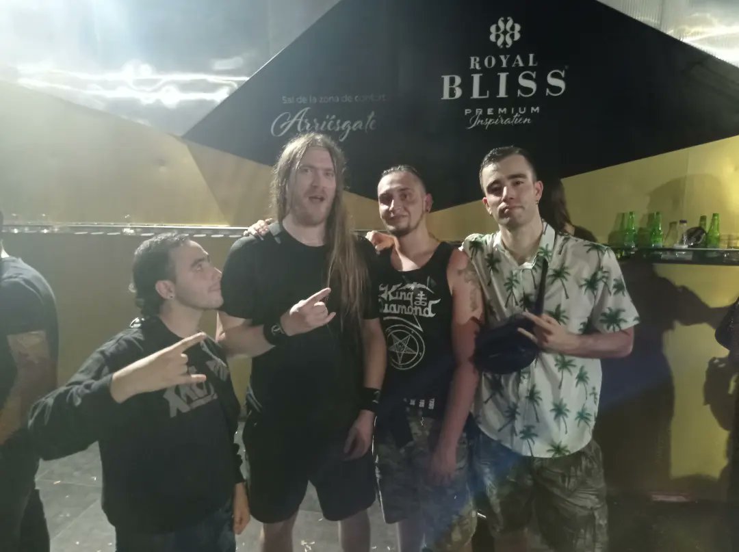 Ivan616W's tweet photo. El Trey todo desubicao literalmente estaba diciendo "Wtf is he doing" mientras se bajaba la bragueta el que nos estaba sacando la foto, brutal🤣🤣🤣 https://t.co/r0hZKUcTIx