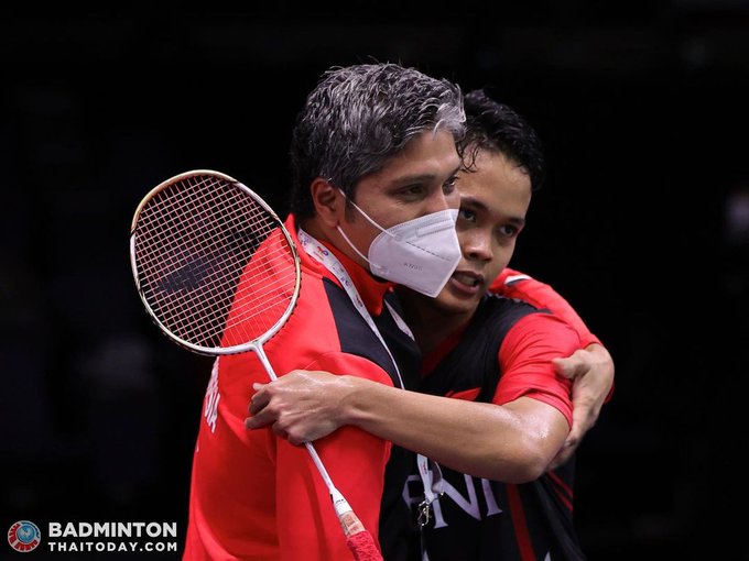 cannotfounddd's tweet photo. Coach Irwansyah yg udah siap ngerentangin tangan buat nyambut anak-anak nya. sendirian tp at least dia bisa buktiin kl dia mampu, joba bs final bbrp kali, ginting mulai naik lagi, mas vito bs berhasil berkali² jd decider, chico yg makin stabil. ini yg dibilang bukan coach bagus? https://t.co/S8bDQpi93l