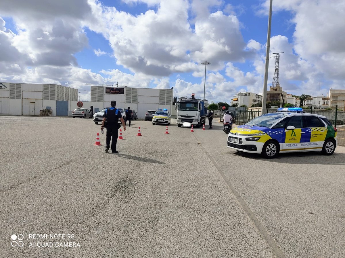 AntClavijo's tweet photo. Esta semana la Policía Portuaria De Andalucía realiza controles preventivos en nuestros Puertos contra la venta ilegal de langostinos y pescado fresco. @PuertosAND @JuanMa_Moreno @marifrangr @RafaMerino1 @antoniosanz @AndaluciaJunta @RafaelM50649020 https://t.co/8EaKYIiBF2
