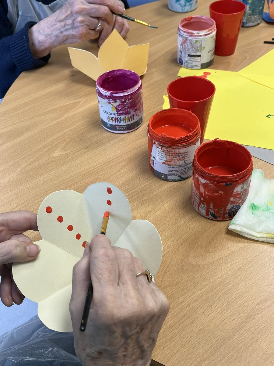 MACWGH's tweet photo. Another brilliant idea from @BeavisHailey 
The group had a great time getting creative to make these lovely 3D paper flowers 🌸 @Ward50WGH #creativefreedom https://t.co/1ngBlnAkl0