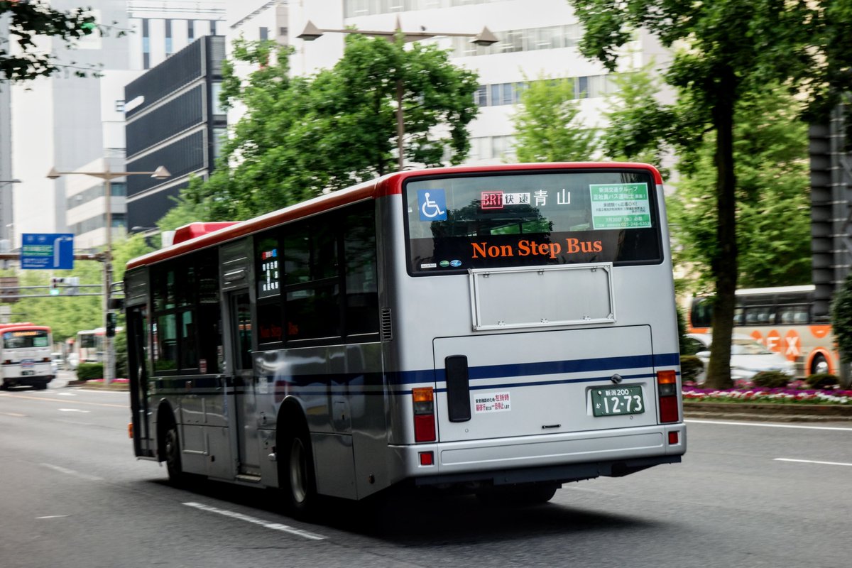 na_mithi's tweet photo. 2022.06.22　新潟交通
H1273-M(南部→西部/19年式)　2KG-MP38FM
　2020年11月の南部BRT完全撤退から1年と7か月。役目を失っていたBRTサボが裏返され、赤地が再び。このクルマは西部には適任中の適任。西部のクルマではH127*番台は初。初っ端からツインくる代走と今後の活躍に期待が膨らみます。 https://t.co/rGCoZXqRIA