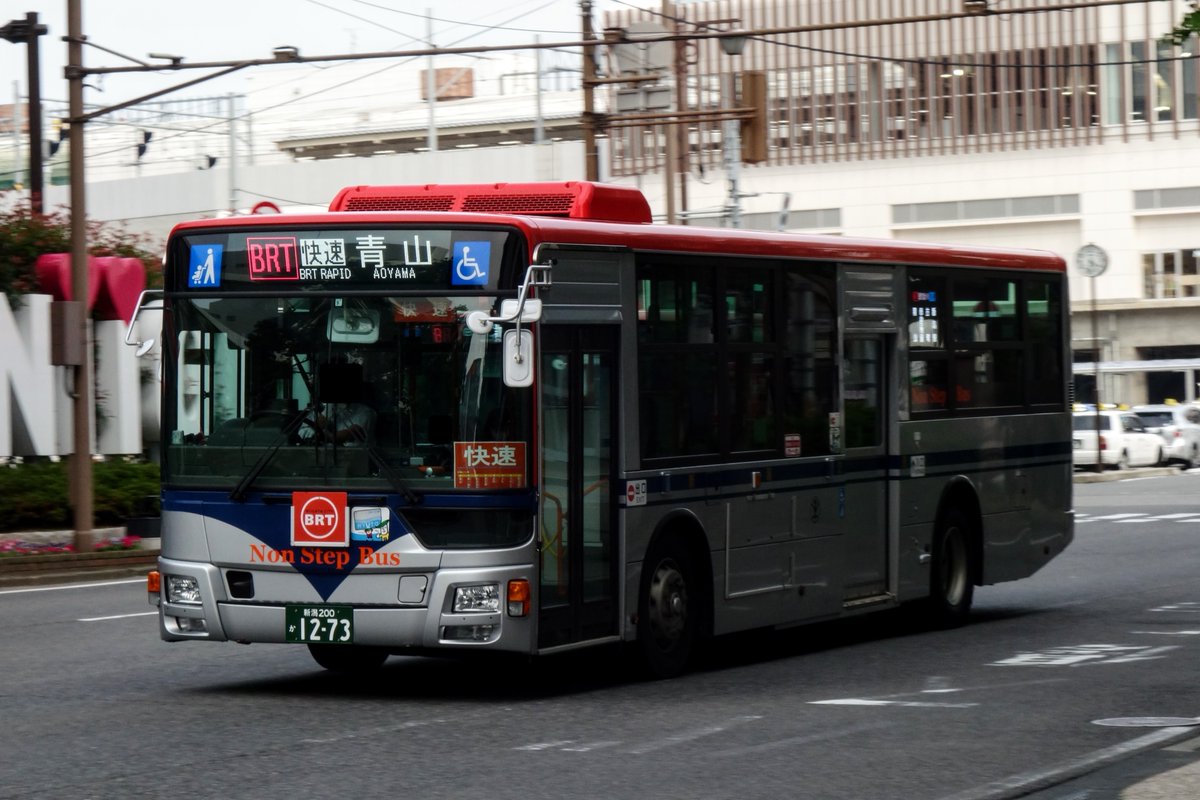 na_mithi's tweet photo. 2022.06.22　新潟交通
H1273-M(南部→西部/19年式)　2KG-MP38FM
　2020年11月の南部BRT完全撤退から1年と7か月。役目を失っていたBRTサボが裏返され、赤地が再び。このクルマは西部には適任中の適任。西部のクルマではH127*番台は初。初っ端からツインくる代走と今後の活躍に期待が膨らみます。 https://t.co/rGCoZXqRIA