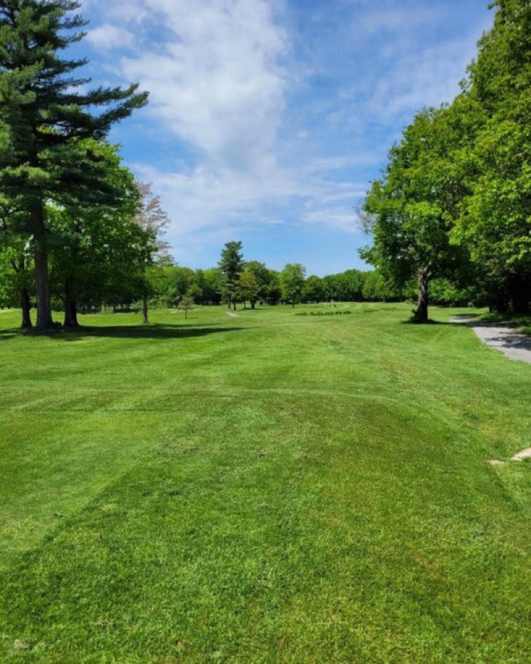 B7Francois's tweet photo. Tournoi des membres aujourd’hui au club de #golf du #LacChamplain @VeniseenQuebec . Je vous souhaite une belle journée! Si jamais ça vous tente au cours des prochains jours, je vous donne le numéro pour plus de renseignements (450) 244-5932 ou https://t.co/HQhTWOGMD2 https://t.co/bAKwUxdrAy