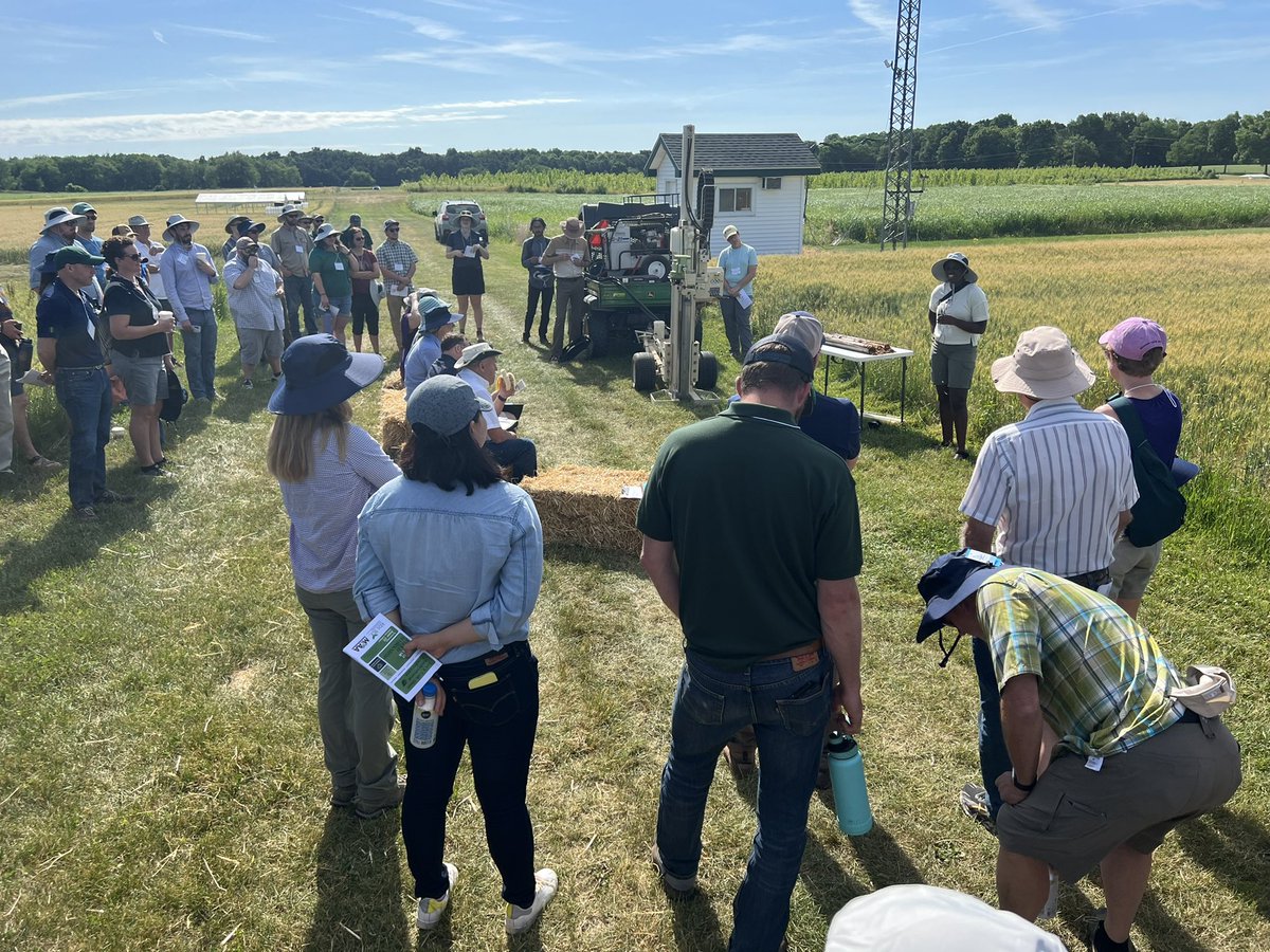 KBSLTER's tweet image. Could not ask for a nicer day for the @kbsltar Field Workshop! Starting the day off with a field walk and demonstrations of the soil health measurements taken at the @kbslter from @Sprunger_PhD and Stacey Vander Wulp.

#SoilHealth #msukbs @KelloggBioStn