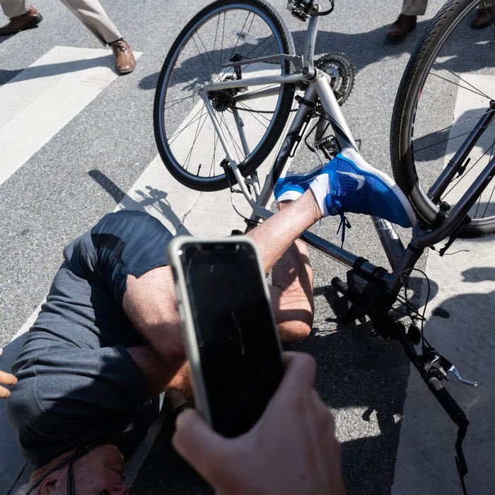 cwseig's tweet image. #BidenBike #Bidenfall @POTUS you know you fell because you leaned right …you should know by now to #leanleft! The right always ends in disaster!!!