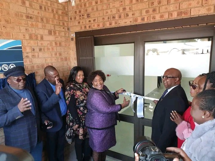 vaal_journal1's tweet photo. PARYS - FREE STATE PREMIER AND MEC FOR HEALTH HANDOVER PARYS CLINIC
https://t.co/XHlxjyjp3j https://t.co/OB01mIiabB
