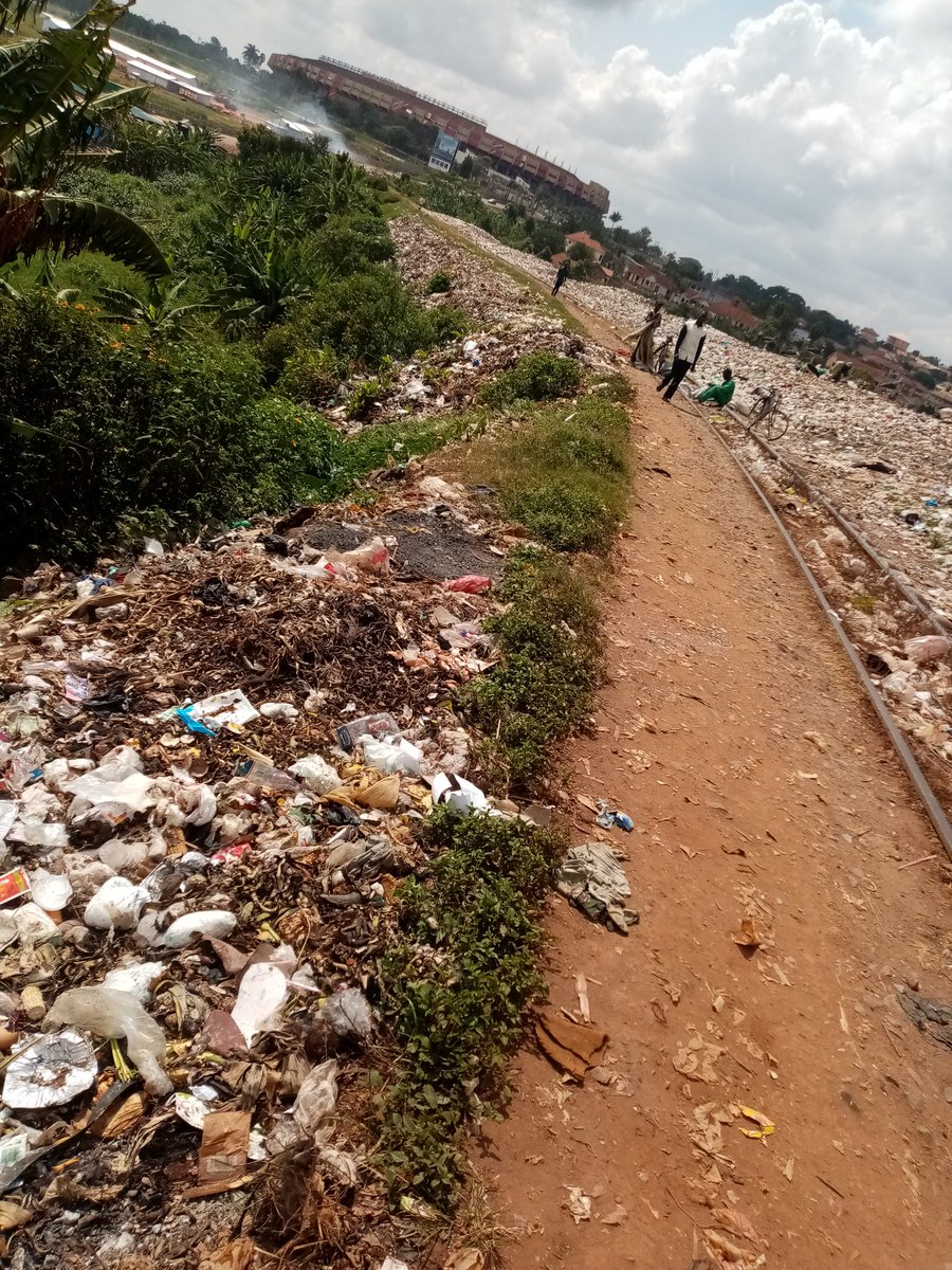 Climate4AllUg's tweet photo. All odds are against @RailwaysUganda safety at the Namboole Kireka section railway backslope turned open cast landfill is worst hazard to climate change @networkrail @kiramunicipality @NatGeo @nemaug @min_waterUg @MoWT_Uganda leachates ve polluted underground water #Climate4All https://t.co/jYqborXUkP