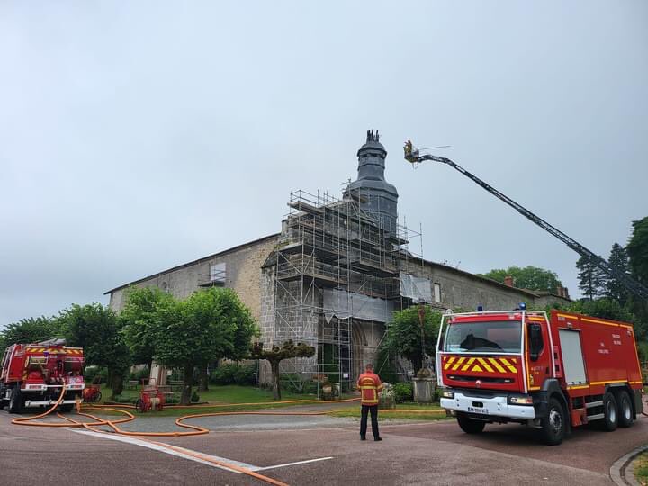 ljerome87's tweet photo. Ce matin, vers 10h, la foudre s'est abattue sur le clocher de l'église de Mortemart occasionnant un départ de feu au sommet de ce clocher. (D’après une publication du @Sdis87)
📸 Photos : Bonnet M.
@KeraunosObs @meteofrance @Meteovilles #orages #foudre #Limousin #Mortemart https://t.co/cvy8NeVdOH