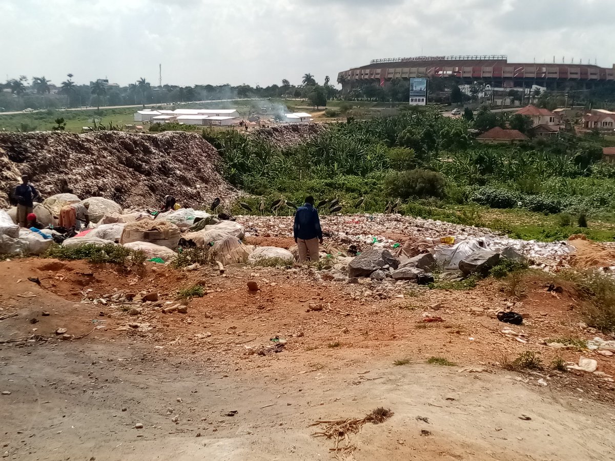Climate4AllUg's tweet photo. All odds are against @RailwaysUganda safety at the Namboole Kireka section railway backslope turned open cast landfill is worst hazard to climate change @networkrail @kiramunicipality @NatGeo @nemaug @min_waterUg @MoWT_Uganda leachates ve polluted underground water #Climate4All https://t.co/jYqborXUkP