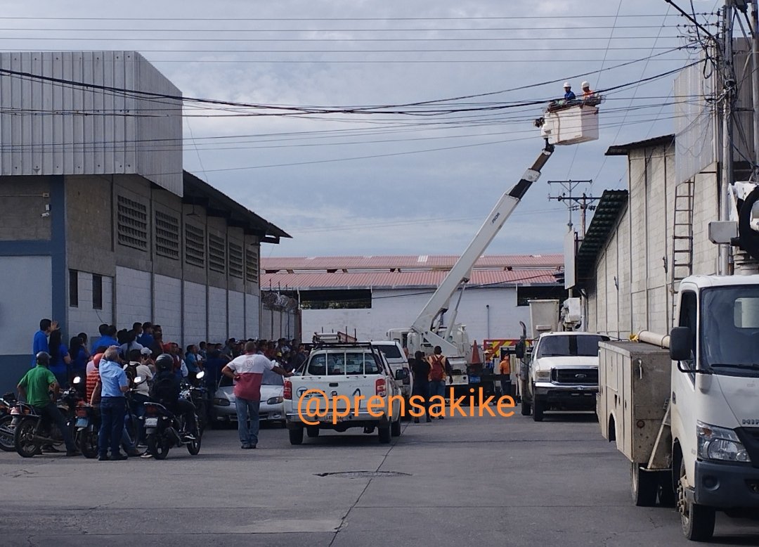 prensakike's tweet photo. #22Junio #Ahora Un trabajador muerto y otro herido de gravedad al rozar sus cuerpos con una guaya de alta tensión cuando ambos reparaban el techo de una empresa ubicada en el CC Rusinca de #Guanare https://t.co/M2FS2tVO3S