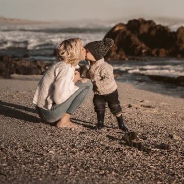 sonpa70's tweet photo. EL PODER EDUCATIVO DEL QUERER 
Creo que en la educación FALTAN abrazos que arropen, miradas que contagien esperanza, besos que acaricien el alma. Muestras de amor que creen compromisos, que  faciliten la comunicación afectiva,
 https://t.co/KowW4pPnKy https://t.co/qsb7gduGbS