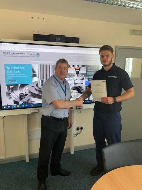 southstaffs's tweet photo. Congratulations to L3 engineering apprentice Lewis Gulliver for completing his apprenticeship @brownandholmes! Here's Lewis receiving his certificates with Paul Bourne &amp; David Jordan 👏👩‍🏭

Check out our website for info on engineering apprenticeships ➡ https://t.co/j39IjA3cer https://t.co/6L3pErHbST