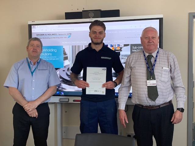 southstaffs's tweet photo. Congratulations to L3 engineering apprentice Lewis Gulliver for completing his apprenticeship @brownandholmes! Here's Lewis receiving his certificates with Paul Bourne &amp; David Jordan 👏👩‍🏭

Check out our website for info on engineering apprenticeships ➡ https://t.co/j39IjA3cer https://t.co/6L3pErHbST