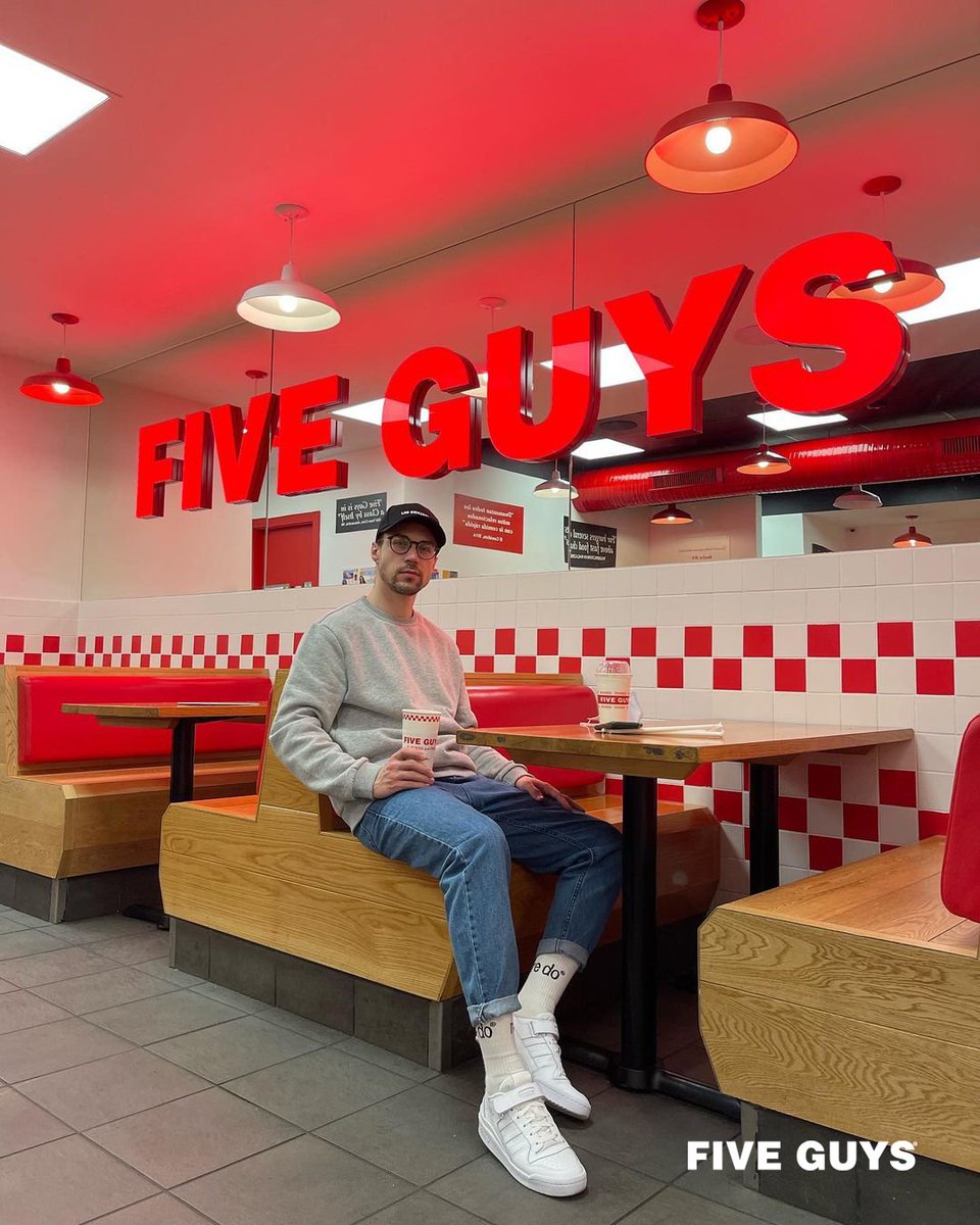Booth. Boy. Burger. 🍔  (📸 : alperenkaya7 | Instagram)
________

#fiveguysnl #fiveguys #5guys #burgersandfries