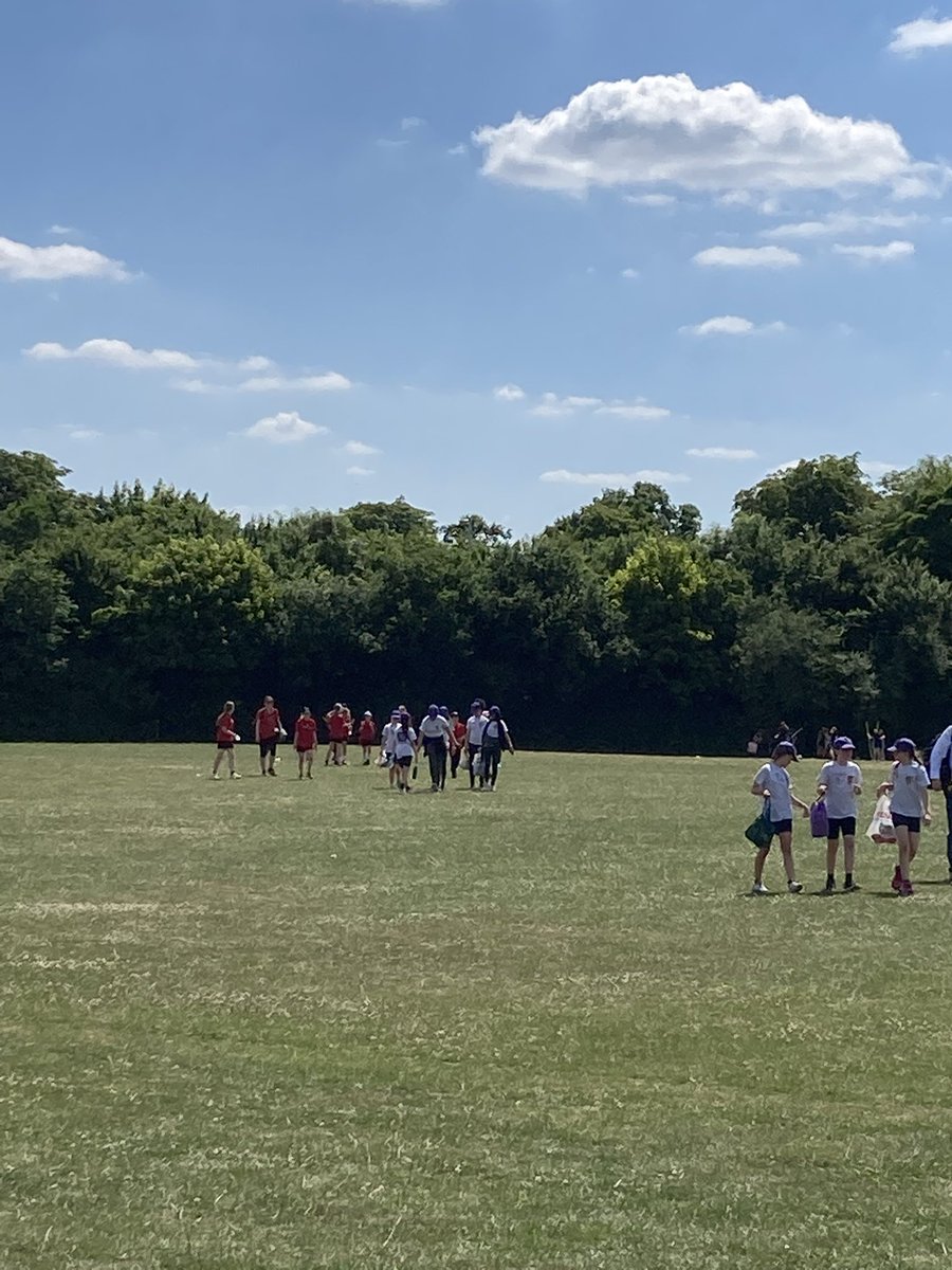 HarpendenSSP's tweet photo. Beautiful and hot setting for our Year 5/6 Girls Tag Rugby festival today @SRA_StAlbans  I hope all the girls enjoyed it @CHJ_School @BowmansgreenSch @WindermerePS @LondonColneySch @SRA_PE_Dance. Thank you to @OVL7988 and @SaracensFdn for coming too 👍👌 https://t.co/06cXhqu1LL