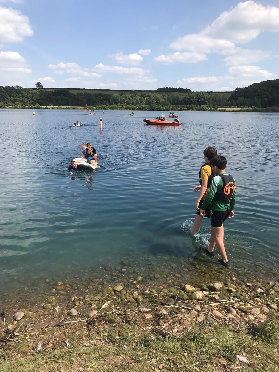 Cedarclass6's tweet photo. Paddle board racing https://t.co/ZXBegLh88Q