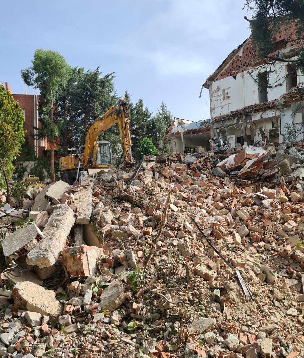 DMDVA's tweet photo. Empezando la casa por el tejado 😃

Demolición de vivienda existente de 650 m2 en Conde Orgaz para la vivienda Passivhaus CondeOrgaz #casapasiva (vivienda de consumo nulo bajo la certificación #Passivhaus) de 900m2. 

El después y  el antes: https://t.co/JZ6CwGW3c2