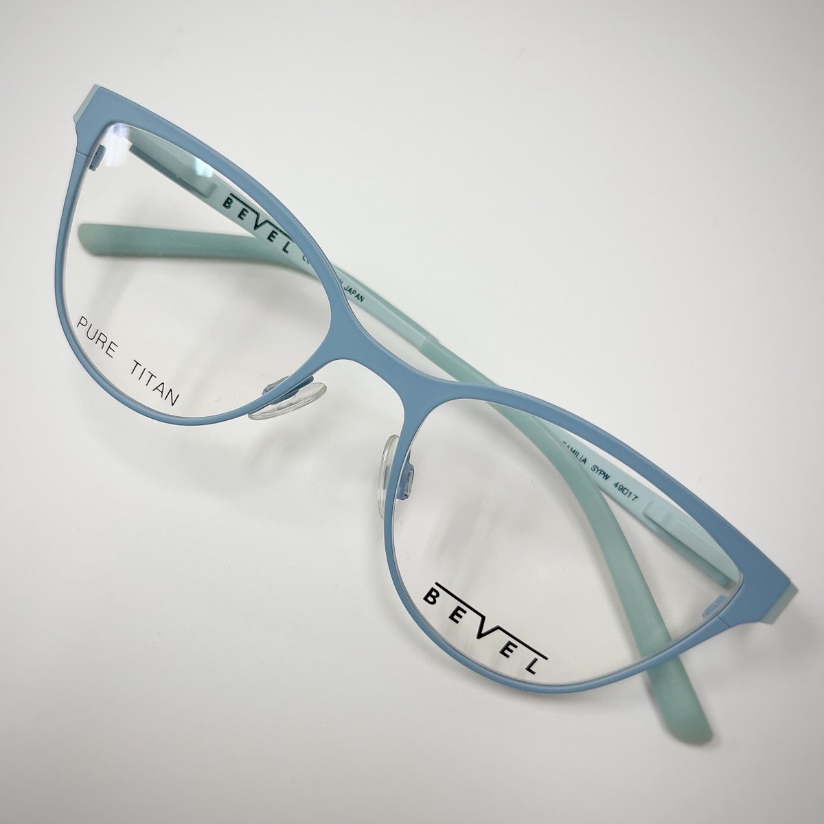 rockopt's tweet image. #bevelspecs SAGRADA FAMILIA is such a cute and classic cat eye! 😻Shown here in Serenity/Powder, bliss out on this one! 💙🕊️

#independenteyewear #handmade #titanium #lightweight #classic #cateye #blueblue #happy #cool #rockridge #oakland