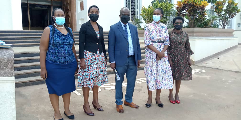 aidscommission's tweet photo. Happening: Meeting with @BugandaOfficial at Bulange ( Mengo)  ahead of the Kabaka Run 2022 and the #HIV behaviour change campaign in Kalangala. #EndAIDS2030Ug https://t.co/lXWDkeX9Nx