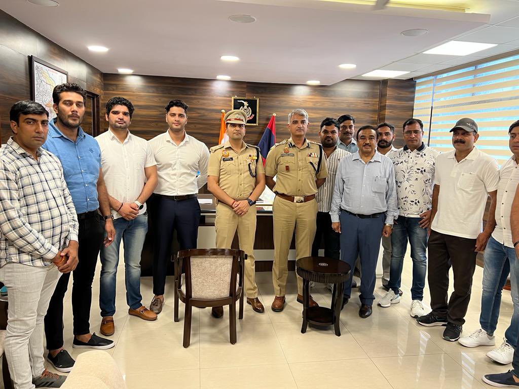 DCP North East Delhi (@dcpneastdelhi) on Twitter photo Bravehearts of Delhi
A dreaded criminal wanted in more than a dozen cases including murder, robbery etc was arrested after a brief exchange of fire by Special Staff on 21.06.22.
The team was later facilitated by Addl CP ER Shri Vikramjit Singh for their bravery.
<a href="/CPDelhi/">CP Delhi #DilKiPolice</a> Bravehearts of Delhi
A dreaded criminal wanted in more than a dozen cases including murder, robbery etc was arrested after a brief exchange of fire by Special Staff on 21.06.22.
The team was later facilitated by Addl CP ER Shri Vikramjit Singh for their bravery.
<a href="/CPDelhi/">CP Delhi #DilKiPolice</a>