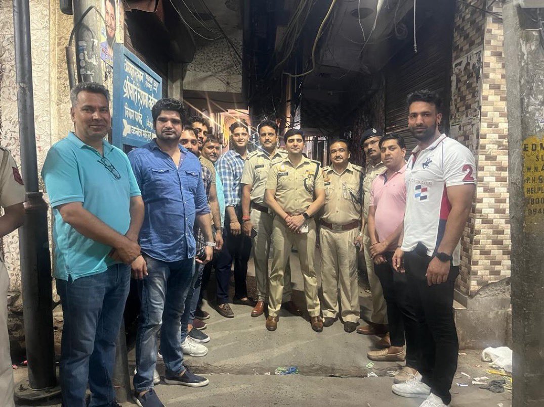 DCPNEastDelhi's tweet photo. Bravehearts of Delhi

A dreaded criminal wanted in more than a dozen cases including murder, robbery etc was arrested after a brief exchange of fire by Special Staff on 21.06.22. 

The team was later facilitated by Addl CP ER Shri Vikramjit Singh for their bravery.
@CPDelhi https://t.co/yWq90H2iq0