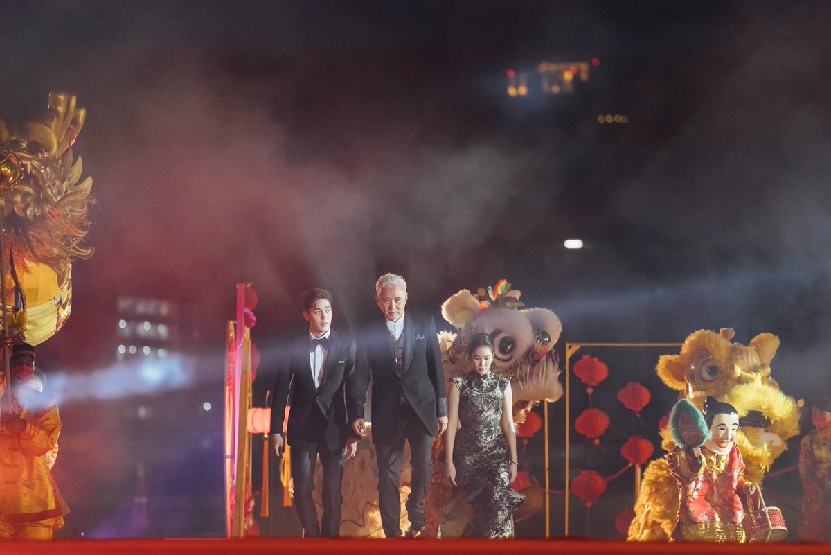 onehdthailand's tweet photo. ตะลึง ตึง ตึง อึ้งจนตาแข็งกันเชียวนะคะเถากุหลาบ เปิดตัวยิ่งใหญ่ เกรียงไกรมาก 👏🏻👏🏻👏🏻 1000 คะแนนไม่หักเลย!
#ใต้หล้าep10 
#ละครดีดูที่ช่องวัน https://t.co/kW4EDky3qW