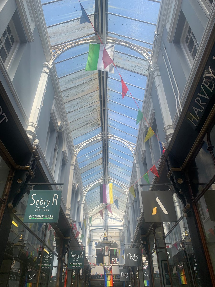 Feel so HAPPY seeing the arcades decked out!! Pls sign the Queer Emporium’s open letter to protect the safe space they provide 👉 docs.google.com/forms/d/e/1FAI…