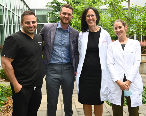 Un grand moment! Merci @Jonathan Huberdeau pour ta visite hier! journaldemontreal.com/2022/06/21/can…