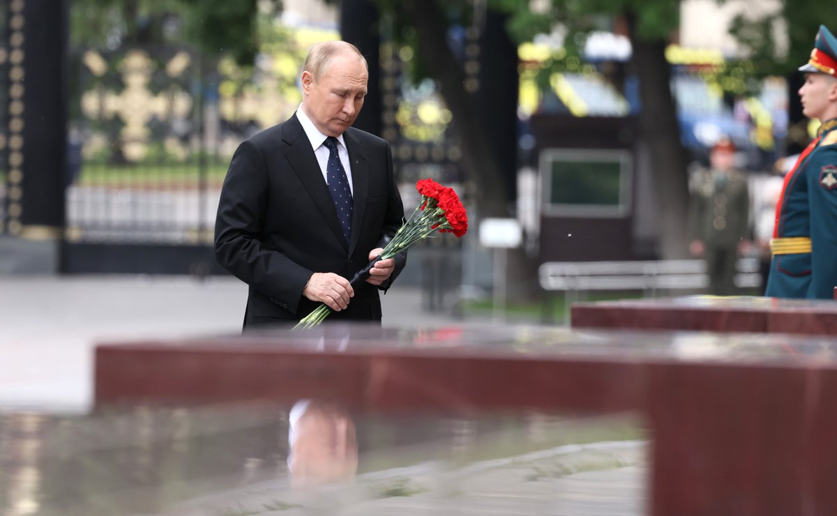 mfa_russia's tweet photo. 🕯 On the 81st Anniversary of the beginning of the #GreatPatrioticWar, President Vladimir #Putin honoured the memory of those who perished in battles against Nazi invaders by laying a wreath at the Tomb of the Unknown Soldier at the Kremlin Wall.

🔗 https://t.co/JLclodt2tg https://t.co/JBOJPtsLQ9