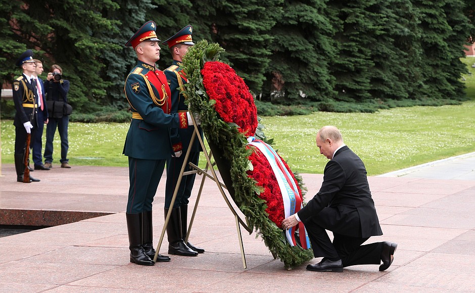 mfa_russia's tweet photo. 🕯 On the 81st Anniversary of the beginning of the #GreatPatrioticWar, President Vladimir #Putin honoured the memory of those who perished in battles against Nazi invaders by laying a wreath at the Tomb of the Unknown Soldier at the Kremlin Wall.

🔗 https://t.co/JLclodt2tg https://t.co/JBOJPtsLQ9